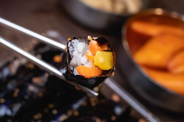 ▲▼母女紫菜包飯飄香逾50年,是首爾廣藏市場排隊名店,麻藥紫菜飯捲與辣炒年糕都是招牌。(圖/《美熊很愛吃》授權提供)