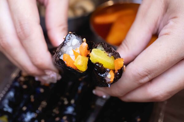 ▲▼母女紫菜包飯飄香逾50年,是首爾廣藏市場排隊名店,麻藥紫菜飯捲與辣炒年糕都是招牌。(圖/《美熊很愛吃》授權提供)
