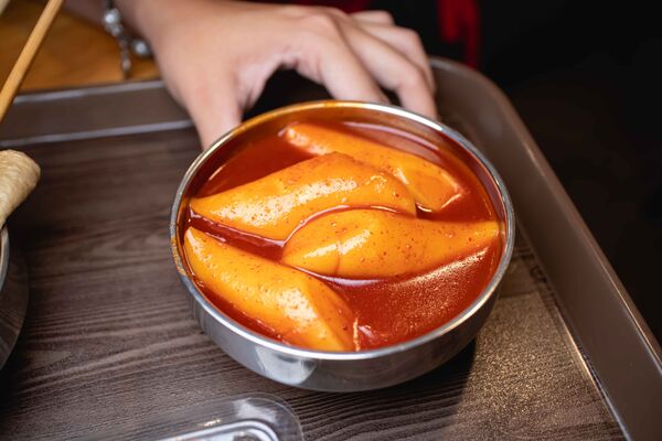 ▲▼母女紫菜包飯飄香逾50年,是首爾廣藏市場排隊名店,麻藥紫菜飯捲與辣炒年糕都是招牌。(圖/《美熊很愛吃》授權提供)