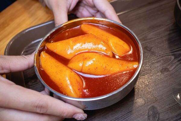 ▲▼母女紫菜包飯飄香逾50年,是首爾廣藏市場排隊名店,麻藥紫菜飯捲與辣炒年糕都是招牌。(圖/《美熊很愛吃》授權提供)