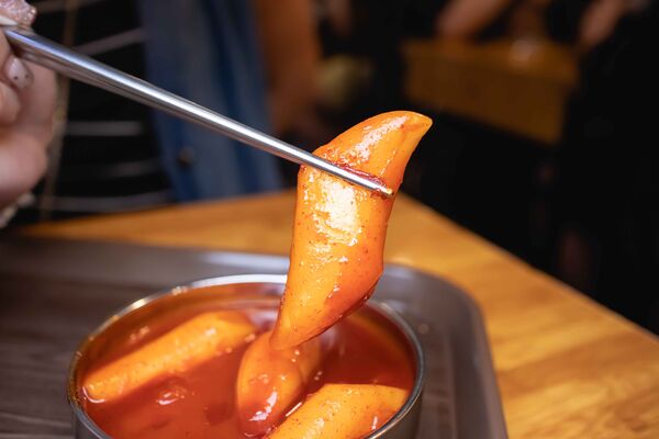 ▲▼母女紫菜包飯飄香逾50年,是首爾廣藏市場排隊名店,麻藥紫菜飯捲與辣炒年糕都是招牌。(圖/《美熊很愛吃》授權提供)
