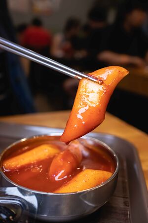 ▲▼母女紫菜包飯飄香逾50年,是首爾廣藏市場排隊名店,麻藥紫菜飯捲與辣炒年糕都是招牌。(圖/《美熊很愛吃》授權提供)