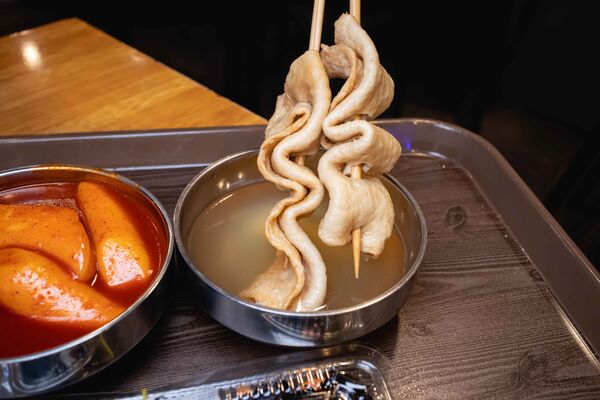 ▲▼母女紫菜包飯飄香逾50年,是首爾廣藏市場排隊名店,麻藥紫菜飯捲與辣炒年糕都是招牌。(圖/《美熊很愛吃》授權提供)