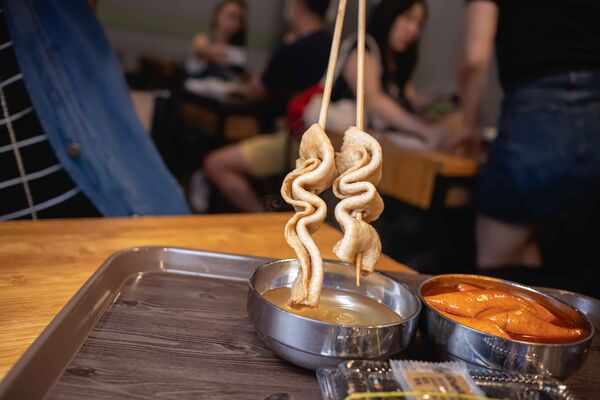 ▲▼母女紫菜包飯飄香逾50年,是首爾廣藏市場排隊名店,麻藥紫菜飯捲與辣炒年糕都是招牌。(圖/《美熊很愛吃》授權提供)