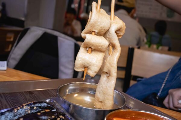 ▲▼母女紫菜包飯飄香逾50年,是首爾廣藏市場排隊名店,麻藥紫菜飯捲與辣炒年糕都是招牌。(圖/《美熊很愛吃》授權提供)