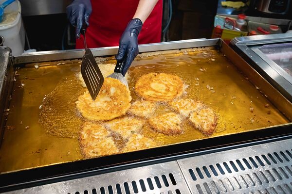 ▲▼母女紫菜包飯飄香逾50年,是首爾廣藏市場排隊名店,麻藥紫菜飯捲與辣炒年糕都是招牌。(圖/《美熊很愛吃》授權提供)