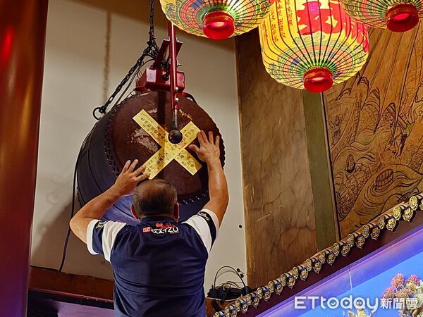 ▲曆七月將至,西螺福興宮依循古禮舉行「封鐘息鼓」儀式,恭請太平媽祖金印蓋封條,祈願慈悲月眾生平安。(圖/記者游瓊華翻攝)