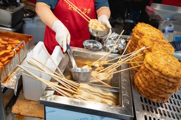 ▲▼母女紫菜包飯飄香逾50年,是首爾廣藏市場排隊名店,麻藥紫菜飯捲與辣炒年糕都是招牌。(圖/《美熊很愛吃》授權提供)