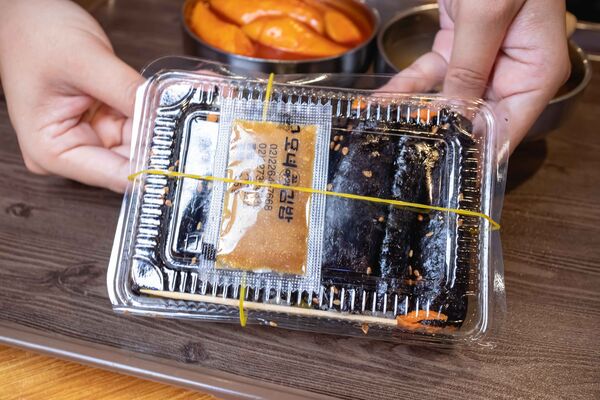 ▲▼母女紫菜包飯飄香逾50年,是首爾廣藏市場排隊名店,麻藥紫菜飯捲與辣炒年糕都是招牌。(圖/《美熊很愛吃》授權提供)