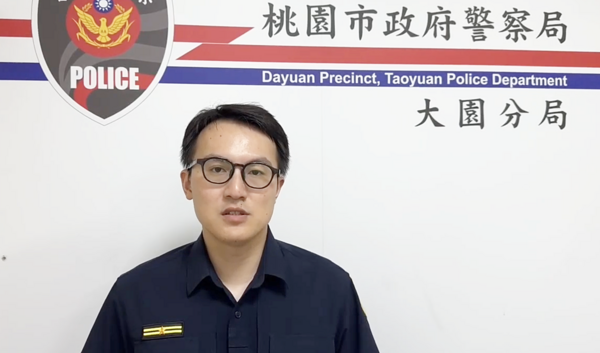 ▲大園警分局潮音派出所所長張學鎮說明查緝姚姓男子到案過程。。(圖/大園警分局提供)