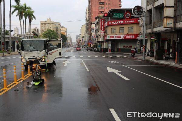 ▲▼ 台中市南區婦人騎Ubike未依規定二段式左轉,被同向直行貨車撞飛,傷重不治。(圖/記者鄧木卿翻攝,下同)