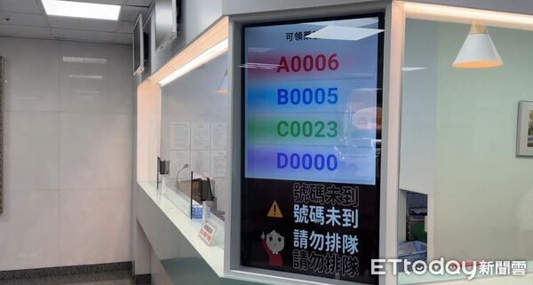▲郭綜合醫院教學副院長梁景堯說明,藥師須逐一完成處方調劑及核對程序,以確保民眾用藥安全。(記者林東良翻攝,下同)