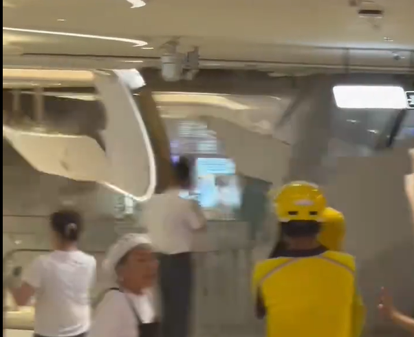 ▲▼長春商場天花板塌了。(圖/翻攝自微博)