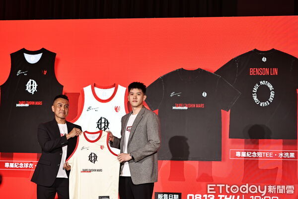 ▲臺北台新戰神營運長楊勝凱介紹林庭謙加盟紀念球衣。(圖/記者蔡厚瑄攝)