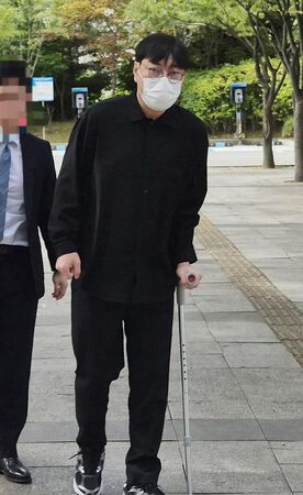 ▲李陳鎬腦出血拄拐杖現身。(圖/翻攝自韓網)