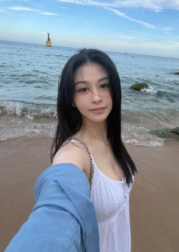 ▲▼邱淑貞大女兒25歲了! 「最美星二代」生日曬海邊辣照。(圖/翻攝自IG/yuetyuetxx)