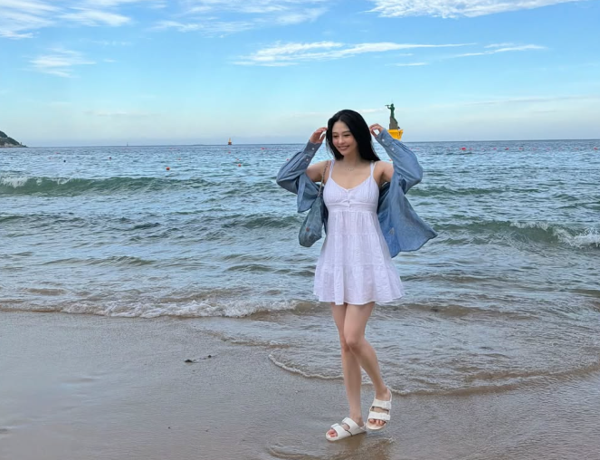 ▲▼邱淑貞大女兒25歲了! 「最美星二代」生日曬海邊辣照。(圖/翻攝自IG/yuetyuetxx)