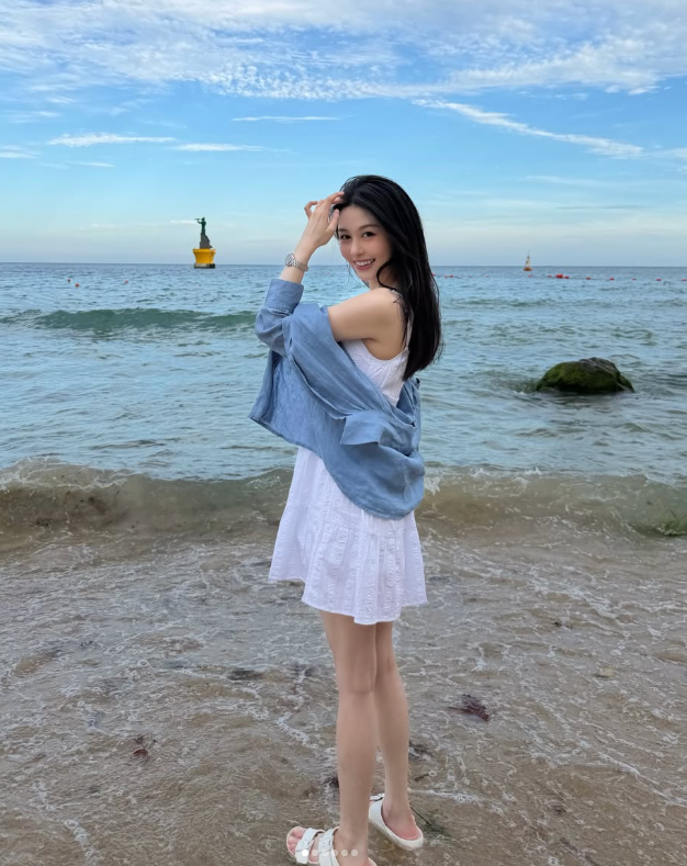 ▲▼邱淑貞大女兒25歲了! 「最美星二代」生日曬海邊辣照。(圖/翻攝自IG/yuetyuetxx)