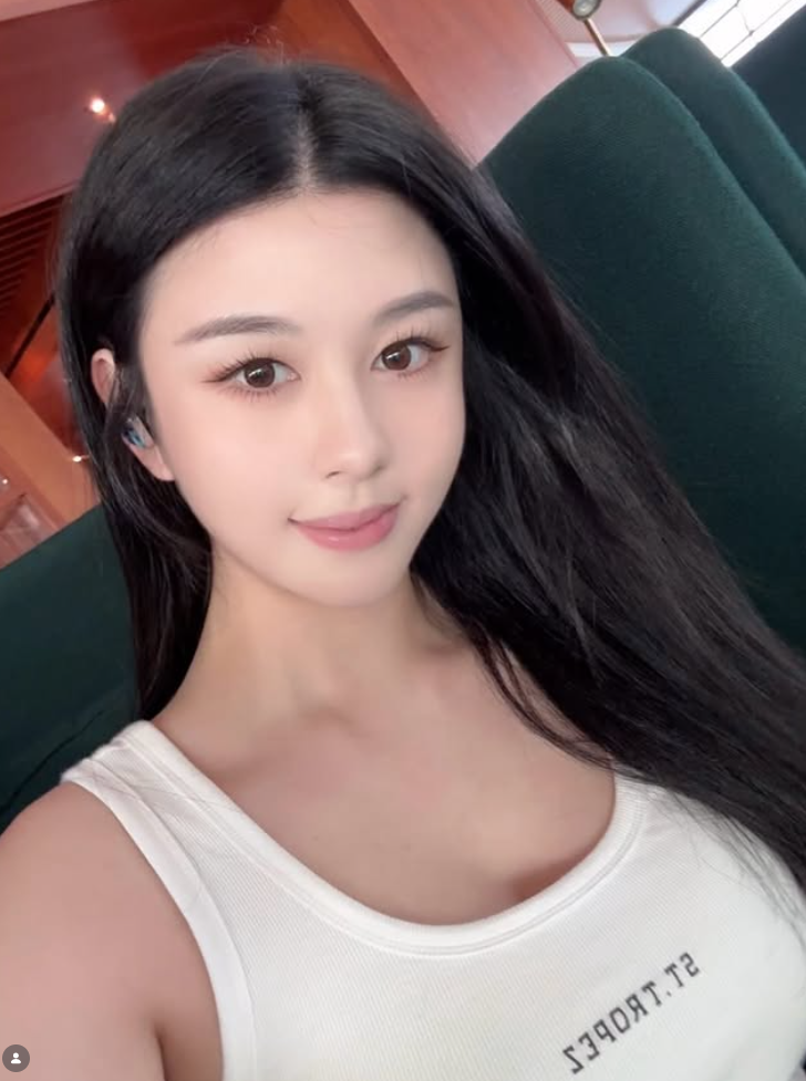 ▲▼邱淑貞大女兒25歲了! 「最美星二代」生日曬海邊辣照。(圖/翻攝自IG/yuetyuetxx)