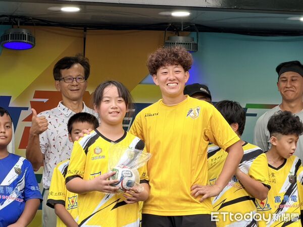 ▲高雄Attackers FC女足球員呂孟舫頒獎給小球員。(圖/記者蔡厚瑄攝)