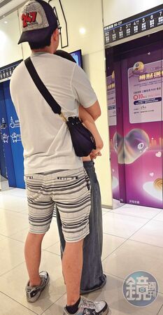 官司纏身也要愛1/等電梯從後環抱微頂撞 孫安佐緊黏女友熱戀藏不住