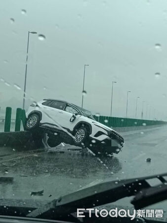 ▲▼國10車禍!休旅車失控撞分隔島 「騎上護欄」車體變形。(圖/鄭姓民眾授權提供)