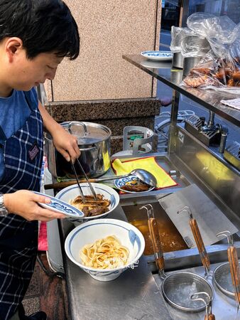 ▲▼哞哞の店牛肉麵與內用環境實拍。(圖/《陳小可的吃喝玩樂》授權提供)