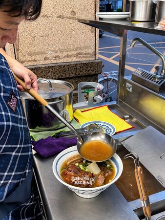 ▲▼哞哞の店牛肉麵與內用環境實拍。(圖/《陳小可的吃喝玩樂》授權提供)