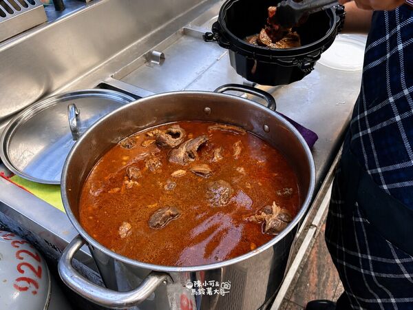 ▲▼哞哞の店牛肉麵與內用環境實拍。(圖/《陳小可的吃喝玩樂》授權提供)