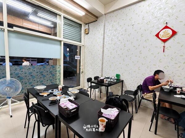 ▲▼哞哞の店牛肉麵與內用環境實拍。(圖/《陳小可的吃喝玩樂》授權提供)