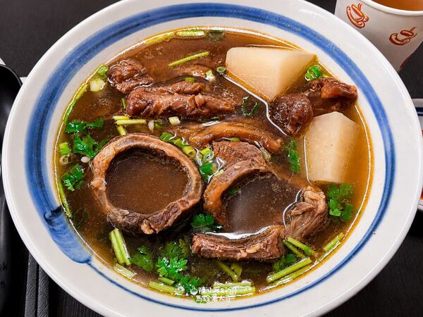▲▼哞哞の店牛肉麵與內用環境實拍。(圖/《陳小可的吃喝玩樂》授權提供)