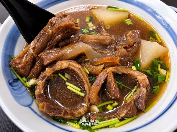 ▲▼哞哞の店牛肉麵與內用環境實拍。(圖/《陳小可的吃喝玩樂》授權提供)