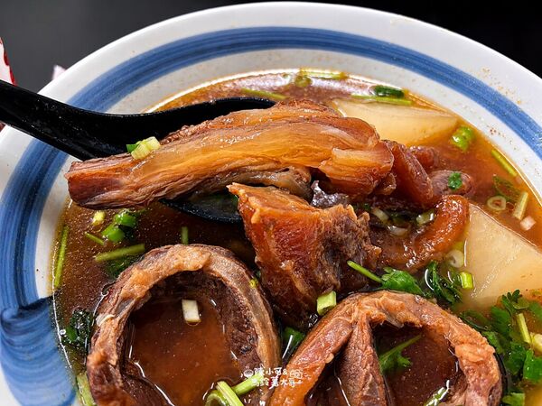 ▲▼哞哞の店牛肉麵與內用環境實拍。(圖/《陳小可的吃喝玩樂》授權提供)