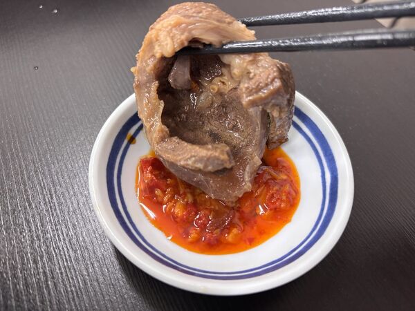▲▼哞哞の店牛肉麵與內用環境實拍。(圖/《陳小可的吃喝玩樂》授權提供)