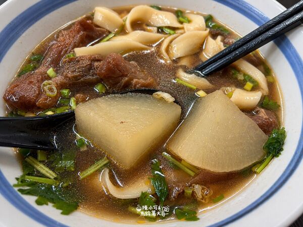 ▲▼哞哞の店牛肉麵與內用環境實拍。(圖/《陳小可的吃喝玩樂》授權提供)