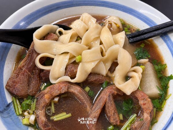 ▲▼哞哞の店牛肉麵與內用環境實拍。(圖/《陳小可的吃喝玩樂》授權提供)