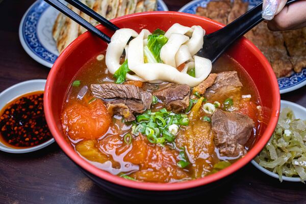 ▲▼台北多間人氣牛肉麵店家整理,涵蓋清燉、紅燒、川味等不同流派。(圖/《美熊很愛吃》授權提供)