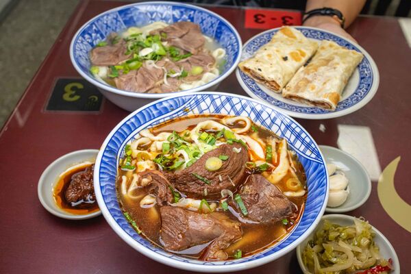 ▲▼台北多間人氣牛肉麵店家整理,涵蓋清燉、紅燒、川味等不同流派。(圖/《美熊很愛吃》授權提供)