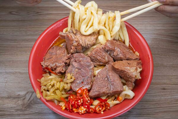 ▲▼台北多間人氣牛肉麵店家整理,涵蓋清燉、紅燒、川味等不同流派。(圖/《美熊很愛吃》授權提供)