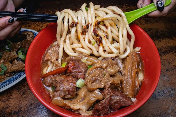 ▲▼台北多間人氣牛肉麵店家整理,涵蓋清燉、紅燒、川味等不同流派。(圖/《美熊很愛吃》授權提供)