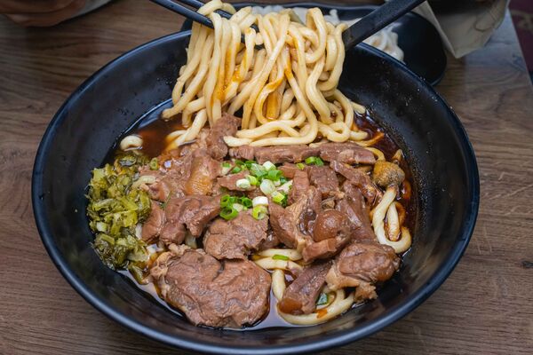 ▲▼台北多間人氣牛肉麵店家整理,涵蓋清燉、紅燒、川味等不同流派。(圖/《美熊很愛吃》授權提供)