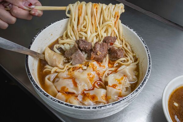 ▲▼台北多間人氣牛肉麵店家整理,涵蓋清燉、紅燒、川味等不同流派。(圖/《美熊很愛吃》授權提供)