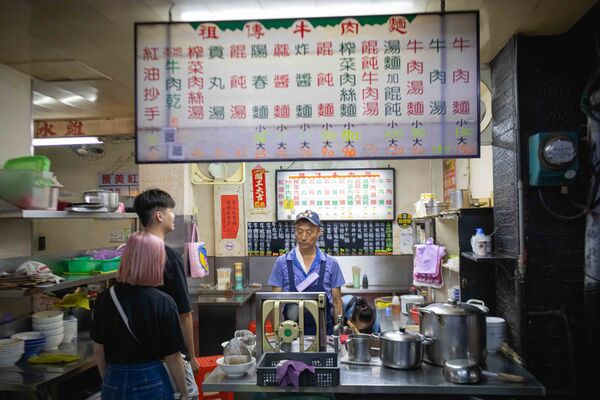 ▲▼台北多間人氣牛肉麵店家整理,涵蓋清燉、紅燒、川味等不同流派。(圖/《美熊很愛吃》授權提供)