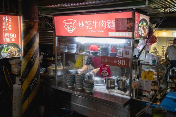 ▲▼台北多間人氣牛肉麵店家整理,涵蓋清燉、紅燒、川味等不同流派。(圖/《美熊很愛吃》授權提供)