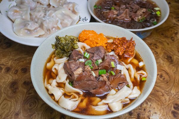 ▲▼台北多間人氣牛肉麵店家整理,涵蓋清燉、紅燒、川味等不同流派。(圖/《美熊很愛吃》授權提供)
