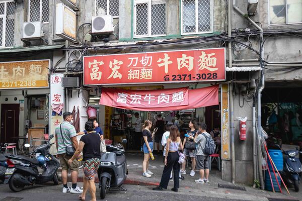 ▲▼台北多間人氣牛肉麵店家整理,涵蓋清燉、紅燒、川味等不同流派。(圖/《美熊很愛吃》授權提供)