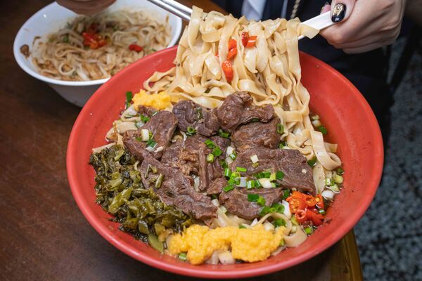 ▲▼台北多間人氣牛肉麵店家整理,涵蓋清燉、紅燒、川味等不同流派。(圖/《美熊很愛吃》授權提供)