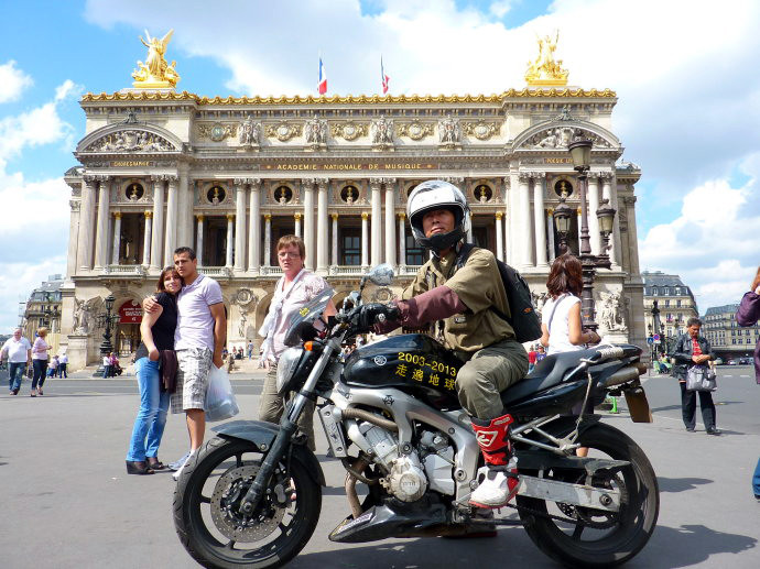 陳良全騎著人生中第七輛摩托車來到法國巴黎（圖／新華社提供）。