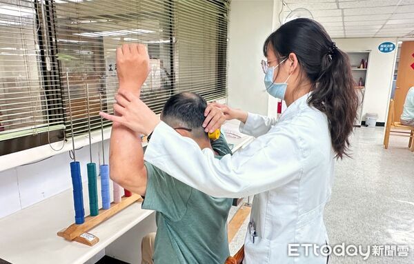▲▼ 肩關節置換後仍劇痛手難抬 嘉榮個別化復健助72歲退休師重拾自理能力 。(圖/嘉義榮民醫院提供)