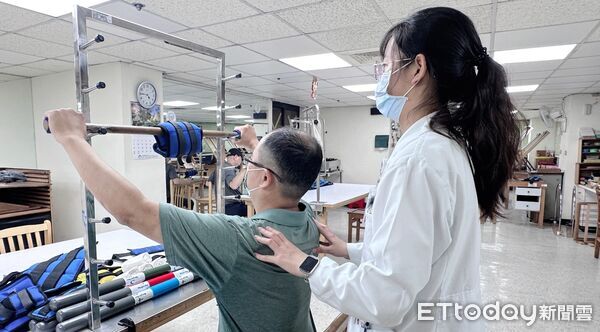 ▲▼ 肩關節置換後仍劇痛手難抬 嘉榮個別化復健助72歲退休師重拾自理能力 。(圖/嘉義榮民醫院提供)